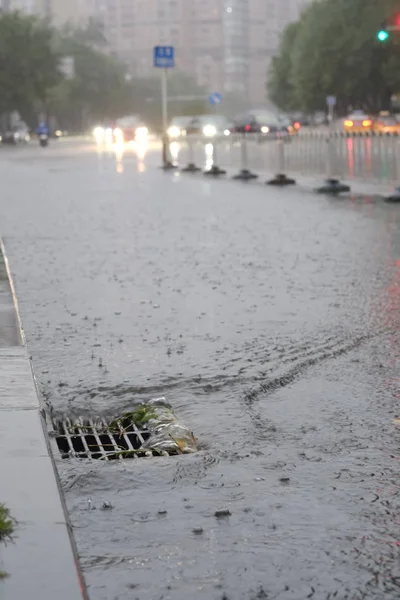Θέα Πλημμυρισμένο Δρόμο Που Προκαλείται Από Καταρρακτώδεις Βροχές Στο Πεκίνο — Φωτογραφία Αρχείου