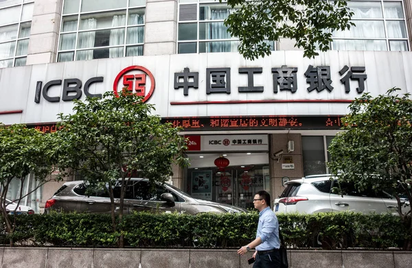 Gyalogos Elsétál Egy Ága Ipari Kereskedelmi Bank China Icbc Sanghajban — Stock Fotó