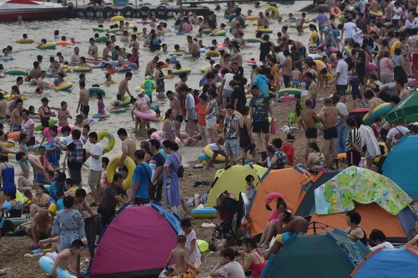 Davy Turistů Hrnou Beach Resort Ochladit Horkém Dni Městě Dalian — Stock fotografie