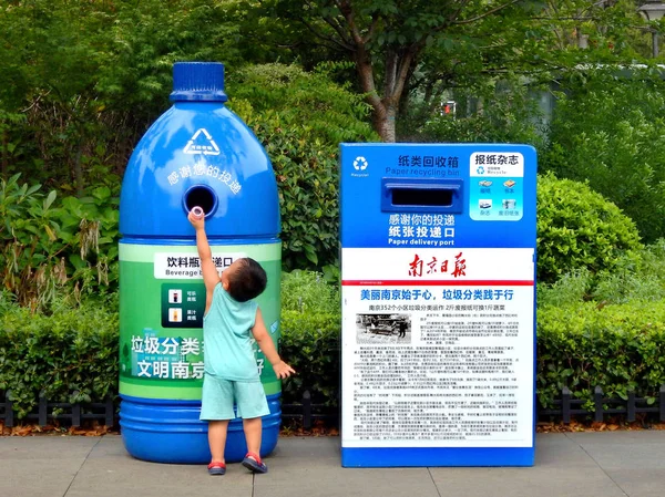Joven Lanza Una Botella Una Papelera Reciclaje Forma Botella Instalada — Foto de Stock