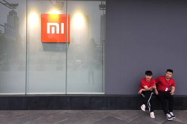 Китайских Сотрудников Видели Перед Магазином Xiaomi Городе Ухань Провинция Хубэй — стоковое фото