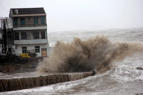 Волны Приливной Волны Вызванной Тайфуном Мария Проходят Через Барьер Берегу — стоковое фото