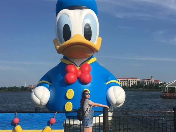 Turista Posa Para Fotos Con Pato Donald Inflable Metros Altura — Foto de Stock