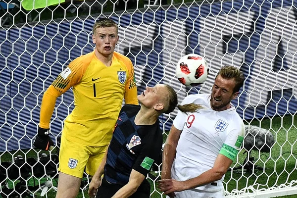 Harry Kane Aus England Rechts Fordert Domagoj Vida Aus Kroatien — Stockfoto