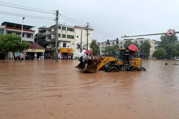 Китайские Спасатели Эвакуируют Местных Жителей Наводнение Вызванное Сильным Ливнем Районе — стоковое фото