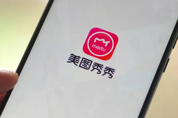 Пользователь Китайского Мобильного Телефона Использует Приложение Meitu Редактирования Фотографий Своем — стоковое фото