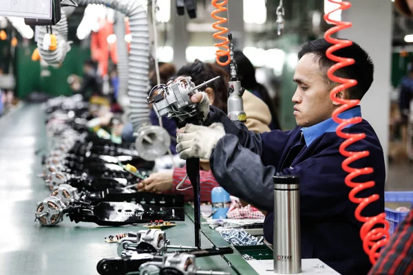 Trabalhadores Chineses Fabricam Ventiladores Elétricos Linha Montagem Uma Fábrica Uma — Fotografia de Stock