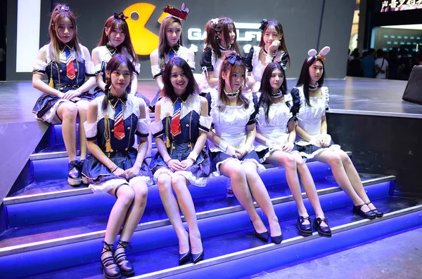Chinese Showgirls Pose Stand Chinese Online Game Developer Operator Shunwang — Stock Photo, Image