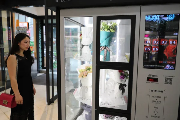 Customer Selects Flowers Self Service Vending Machine Selling Packaged Flowers — Stock Photo, Image