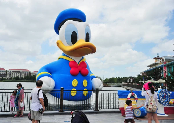 Egy Méter Magas Felfújható Donald Kacsa Jelenik Meg Tóparti Disney — Stock Fotó