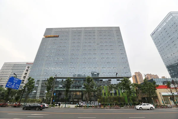 2018年5月9日 中国电子商务巨头阿里巴巴集团 Alibabagroup 在四川省成都市的办公楼前驾车驶过 — 图库照片