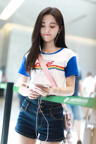 中国歌手兼女演员朱景义于2018年7月15日出发前抵达上海虹桥国际机场 — 图库照片