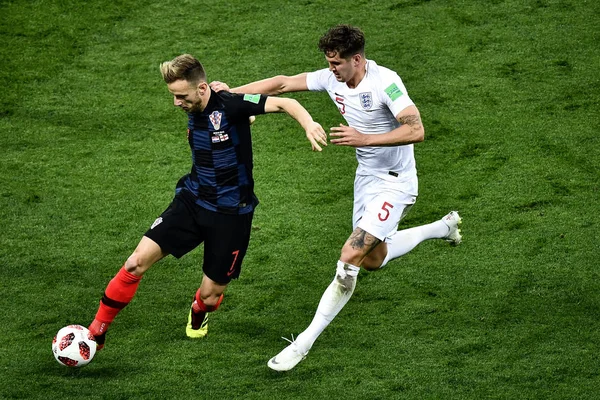 Ivan Rakitic Croacia Izquierda Desafía John Stones Inglaterra Partido Semifinales — Foto de Stock