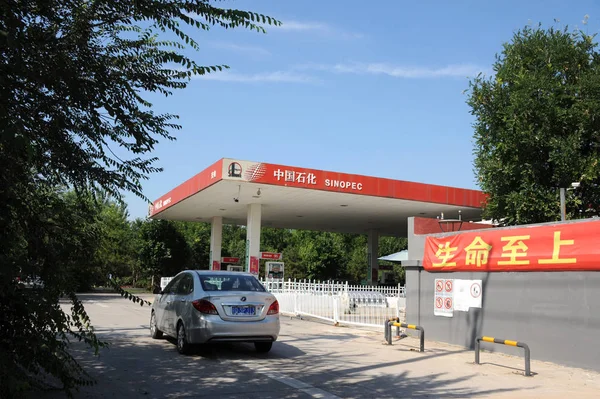 Ένα Αυτοκίνητο Οδηγεί Προς Ένα Βενζινάδικο Του Σινοπεκ Κίνα Πετρελαίου — Φωτογραφία Αρχείου