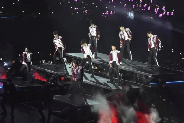 Membri Del Gruppo Ragazzi Sudcoreano Exo Esibiscono Durante Concerto Exo — Foto Stock