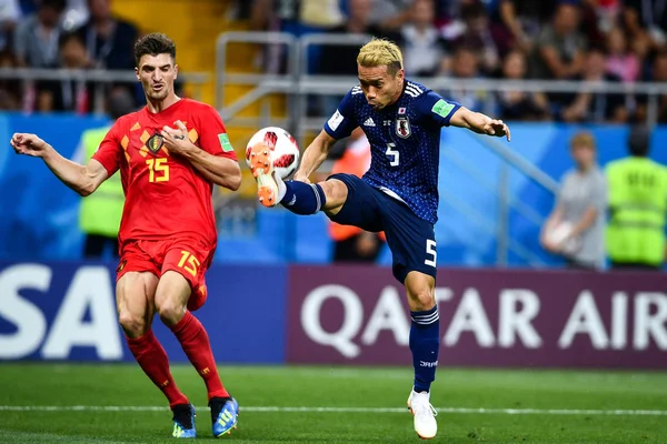 Thomas Meunier Bélgica Esquerda Desafia Yuya Osako Japão Sua Rodada — Fotografia de Stock