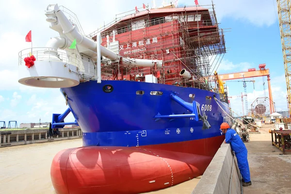 Dois Navios Dragagem Atracam Porto Durante Uma Cerimônia Lançamento Cidade — Fotografia de Stock