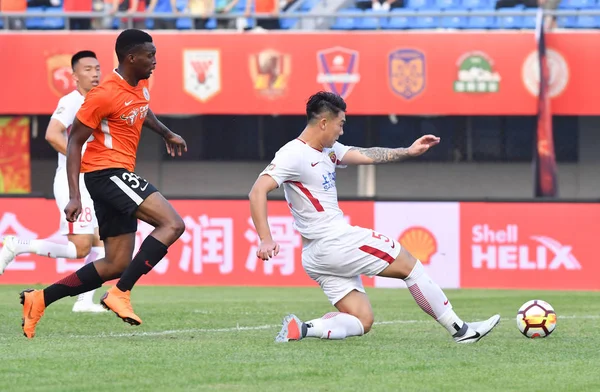 Futbolista Camerunés Benjamin Moukandjo Izquierda Beijing Renhe Desafía Jugador Shanghai —  Fotos de Stock