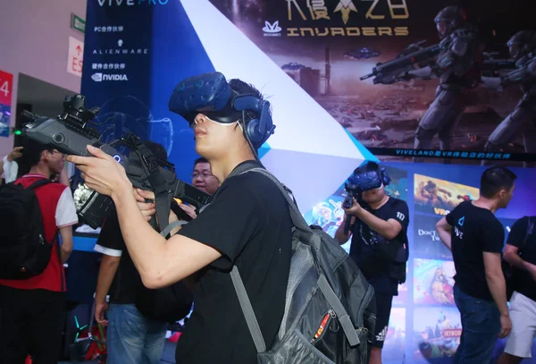 Visitors Play Virtual Reality Gun Games 16Th China Digital Entertainment — Stock Photo, Image