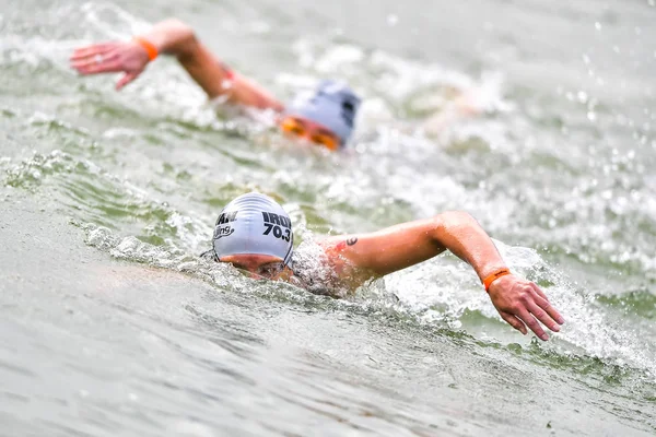 Triathlètes Concourent Dans Course Natation 2018 Ironman Qujing Dans Ville — Photo