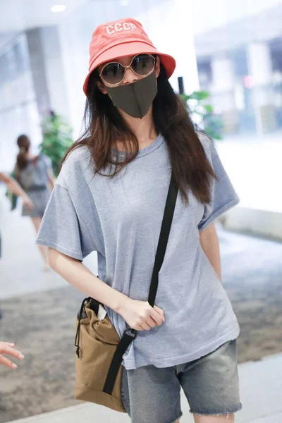 Κινέζα Ηθοποιός Φθάνει Στο Αεροδρόμιο Στη Σαγκάη Της Κίνας Ιουλίου — Φωτογραφία Αρχείου