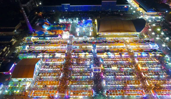 2018 日の中国北東部の遼寧省瀋陽市にカラフルなライトに照らされたシンシュン国際夜市は アジアの最大のナイト マーケットといわれている この空撮で — ストック写真