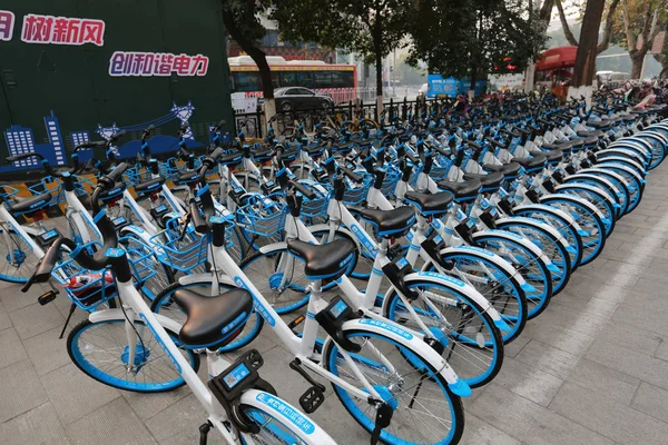 Fahrräder Des Chinesischen Fahrradverleihdienstes Hellobike Stehen Auf Einer Straße Der — Stockfoto