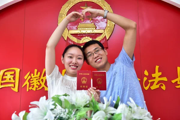 Китайская Пара Показывает Свои Свидетельства Браке Офисе Гражданским Делам Фестивале — стоковое фото