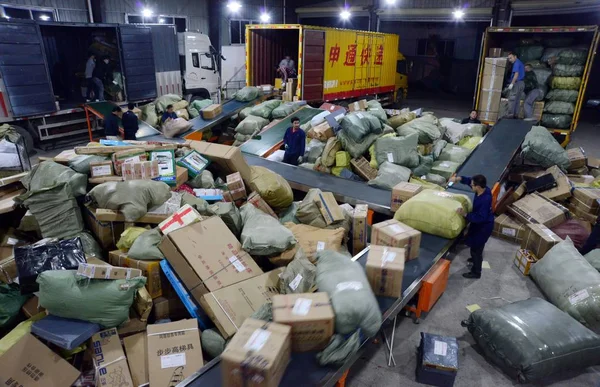Китайські Робітники Сортувати Посилки Розподіл Центр Sto Експрес Jiujiang Місті — стокове фото