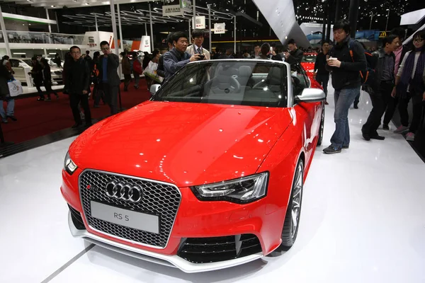 Les Visiteurs Regardent Une Voiture Sport Audi Importée Lors 15E — Photo