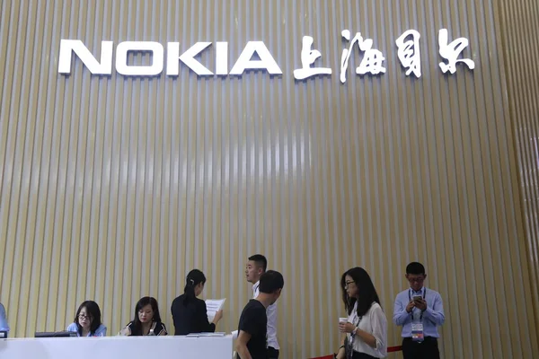 People Visit Stand Nokia Exhibition Shanghai China June 2017 — Stock Photo, Image