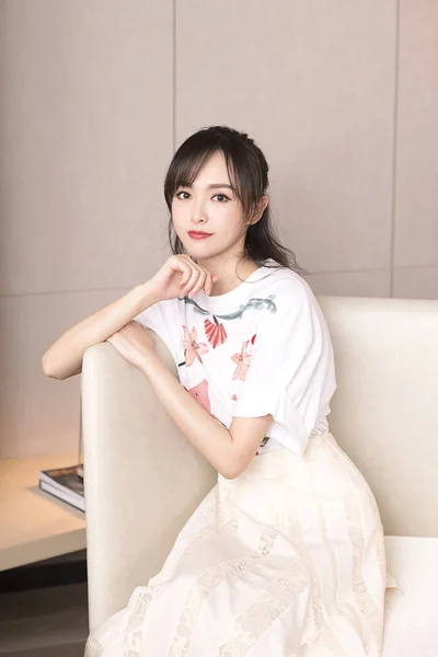 Die Chinesische Schauspielerin Tiffany Tang Oder Tang Yan Posiert Für — Stockfoto