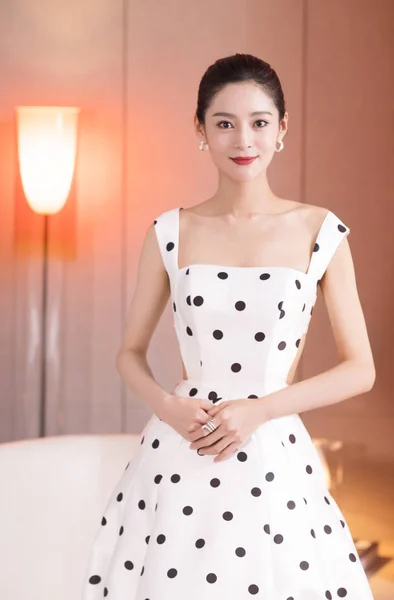 2018年12月17日 中国女演员王元克在中国北京接受想象中的独家采访时摆出姿势拍摄肖像照片 — 图库照片