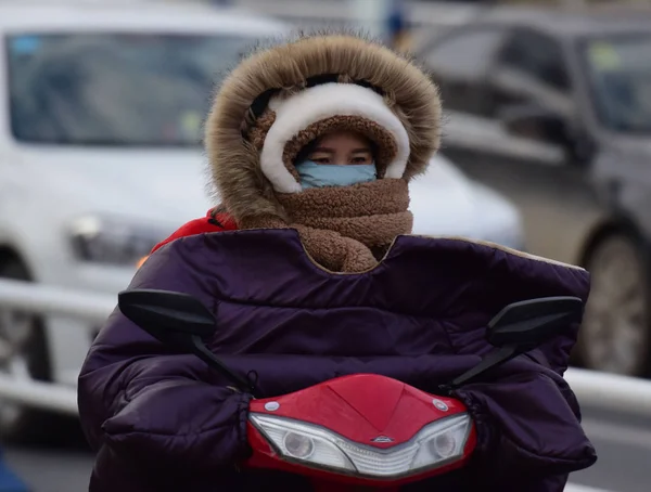 2018年12月29日 在中国东部安徽省富阳市 一名骑自行车的人戴着帽子 戴着面罩 在寒潮中骑着车自驾 — 图库照片
