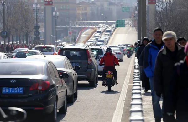 Folk Strømmer Til Nanjing Yangtze River Bridge Broen Genåbner Trafik - Stock-foto