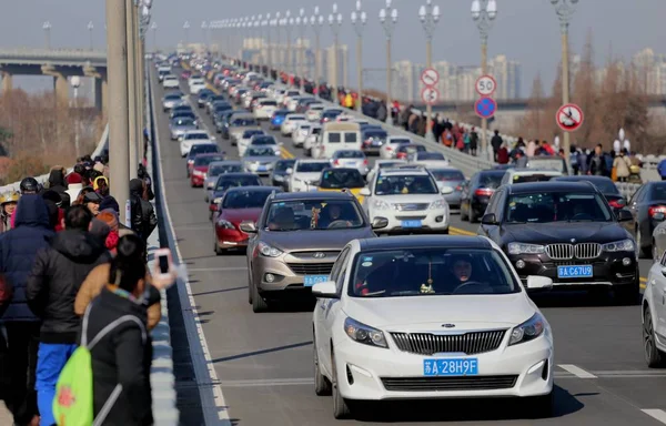 Gente Congrega Puente Del Río Nanjing Yangtze Mientras Puente Vuelve — Foto de Stock