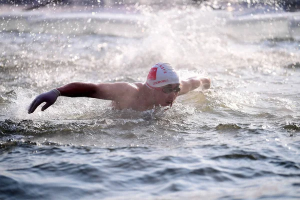 Amante Del Nuoto Invernale Cinese Nuota Nell Acqua Ghiacciata Festeggiare — Foto Stock