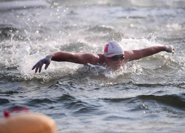 Amante Del Nuoto Invernale Cinese Nuota Nell Acqua Ghiacciata Festeggiare — Foto Stock