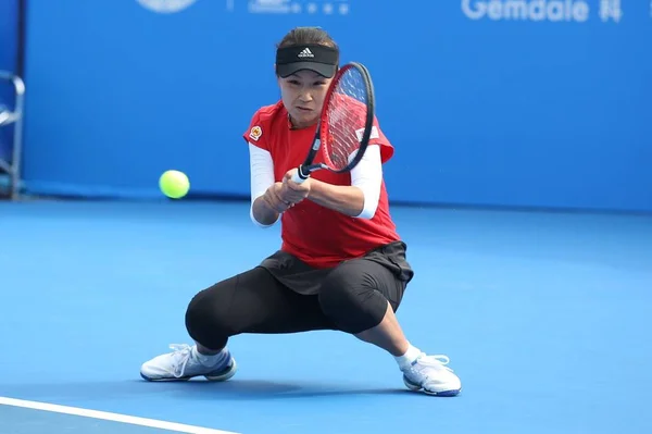 Peng Shuai Της Κίνας Επιστρέφει Έναν Πυροβολισμό Για Karolina Pliskova — Φωτογραφία Αρχείου