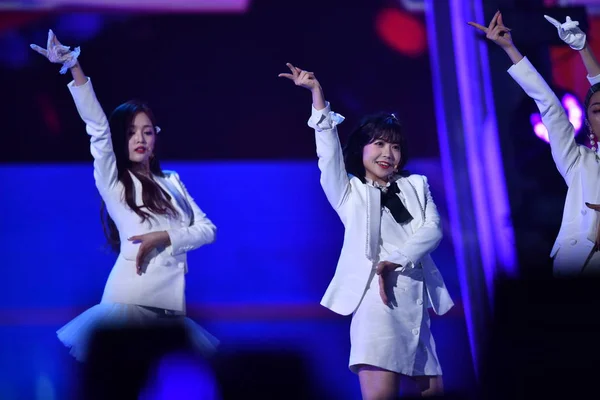 2018年12月31日 中国偶像女孩团体 火箭女孩 101 在中国南方广东省广州市举行的 湖南卫视新年音乐会 上表演 — 图库照片