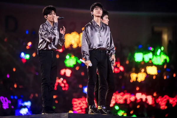 王嘉丽 王俊凯 中国男团 Tfboys 的杨千喜 Jackson Yee 和易阳千西 Yangqianxi 在2019年湖南卫视新年音乐会上表演 — 图库照片