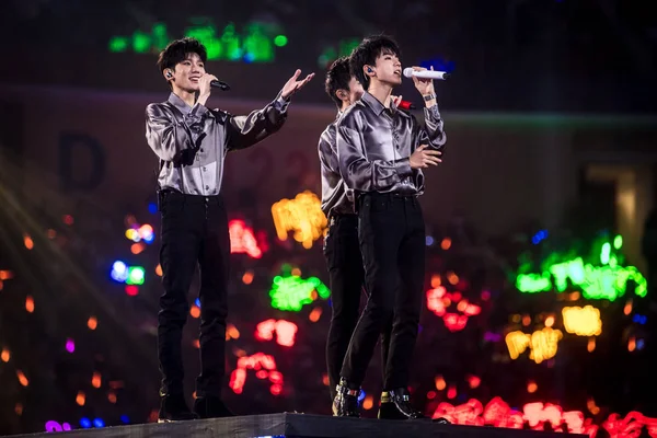 王嘉丽 王俊凯 中国男团 Tfboys 的杨千喜 Jackson Yee 和易阳千西 Yangqianxi 在2019年湖南卫视新年音乐会上表演 — 图库照片
