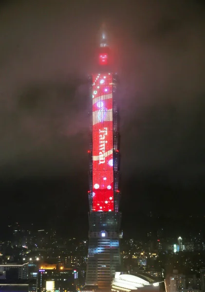 Taiwan Out Taipei 101 Tower Displays Word Taiwan Setting Firework — стоковое фото