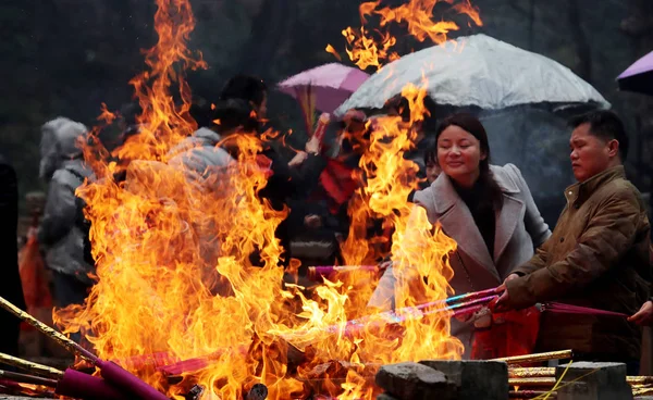 Çin Kulları Joss Iyi Şans Için Dua Için Sopa Incenses — Stok fotoğraf
