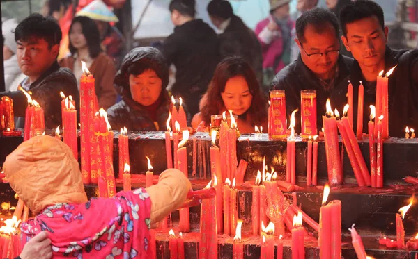Kínai Hívek Éget Joss Botok Füstölők Hogy Imádkozzanak Szerencsét Áldását — Stock Fotó