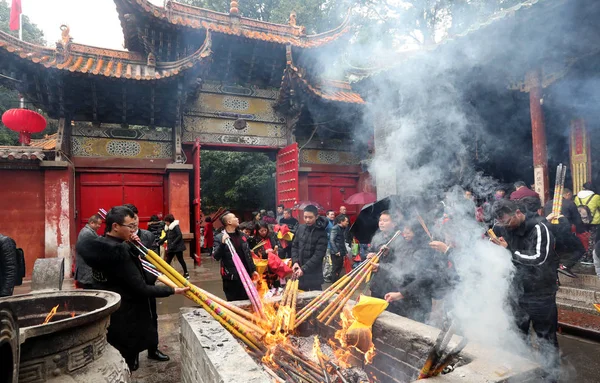 stock image Chinese worshipers burn joss sticks (incenses) to pray for good fortune and blessing during the New Year at the Panlong Temple in Kunming city, southwest China's Yunnan province, 1 January 2019.