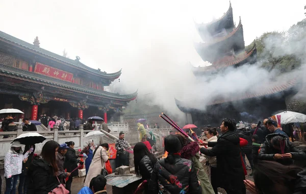 Chinese Worshipers Burn Joss Sticks Incenses Pray Good Fortune Blessing — Stock Photo, Image