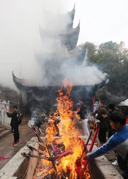Kínai Hívek Éget Joss Botok Füstölők Hogy Imádkozzanak Szerencsét Áldását — Stock Fotó