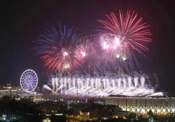 Fyrverkerier Exploderar Över Himlen För Att Fira Det Nya Året — Stockfoto
