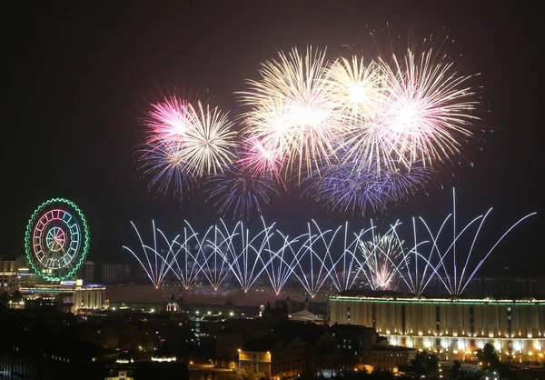 Los Fuegos Artificiales Explotan Sobre Cielo Para Celebrar Año Nuevo — Foto de Stock